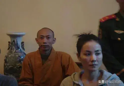 54岁王菲近照曝光！脖子纹路好深，老人相凸显，穿649元裤子惹眼