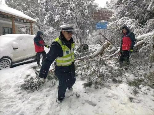 奋战风雪！湘潭公安交警全警上岗，护航寒冬平安路