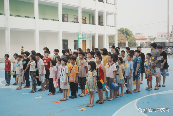 缅甸曼德勒华夏国际学校举行“欢乐泼水节”亲子活动