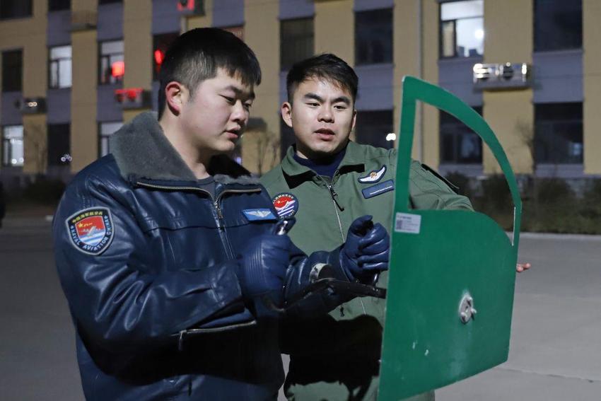 直击新年开训现场 | 闻令而动,海军航空大学某团打响新年开飞“第一枪”