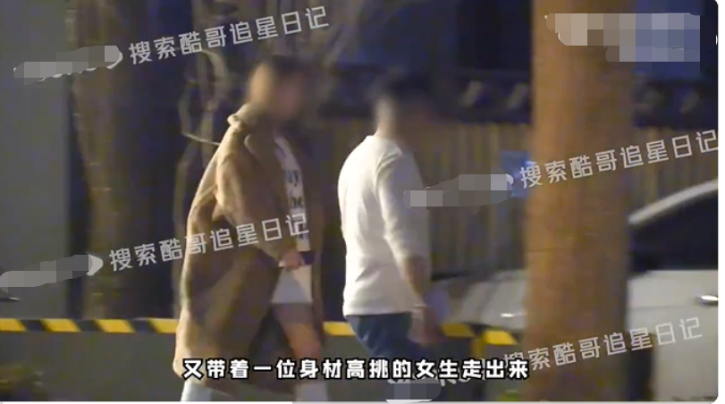 50岁杨坤疑似新恋情曝光！深夜与李亚鹏聚餐，携长腿美女同回家