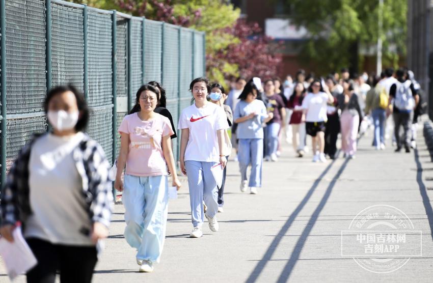 长春市第六中学考场查验正式进行，考生们有序排队安检