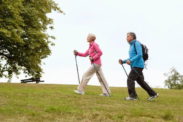 老了还想走得快，中老年常吃4道“补钙菜”，增强骨骼，强化关节