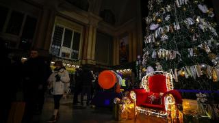 为了让基辅的圣诞树亮灯，美媒ABC记者蹬自行车发电