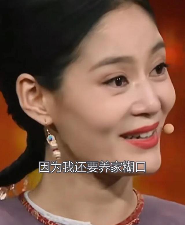 女演员，为养娃，沿街摆摊卖包子，不顾形象大声叫卖