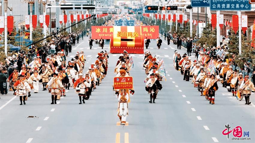 “秘境果洛”沸腾了！果洛建州70周年行进式展演