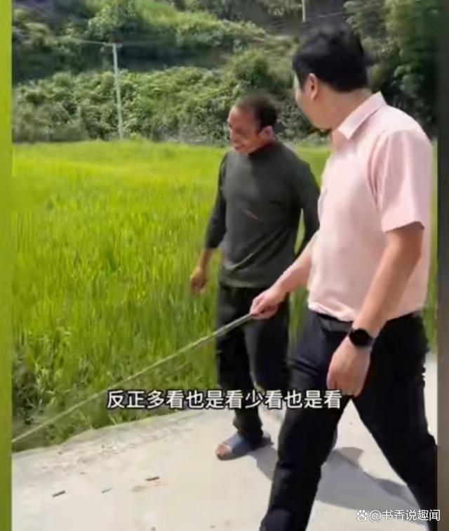 工厂老板与儿时玩伴重逢，得知其放羊为生当即全买下，画面温馨