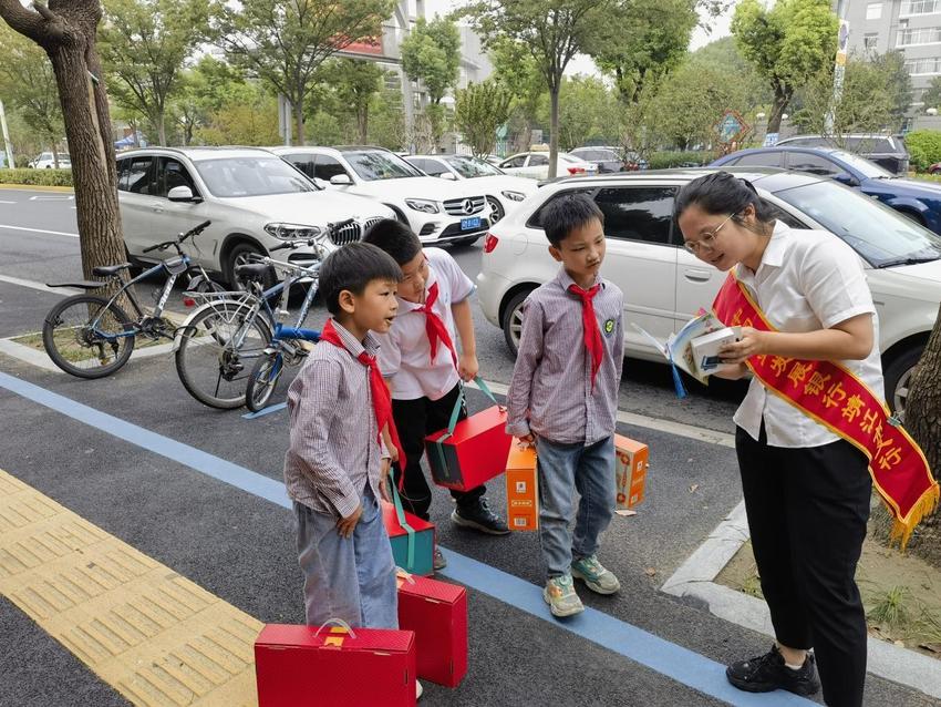 农发行靖江市支行积极开展金融消费者权益保护教育宣传“五进入”活动