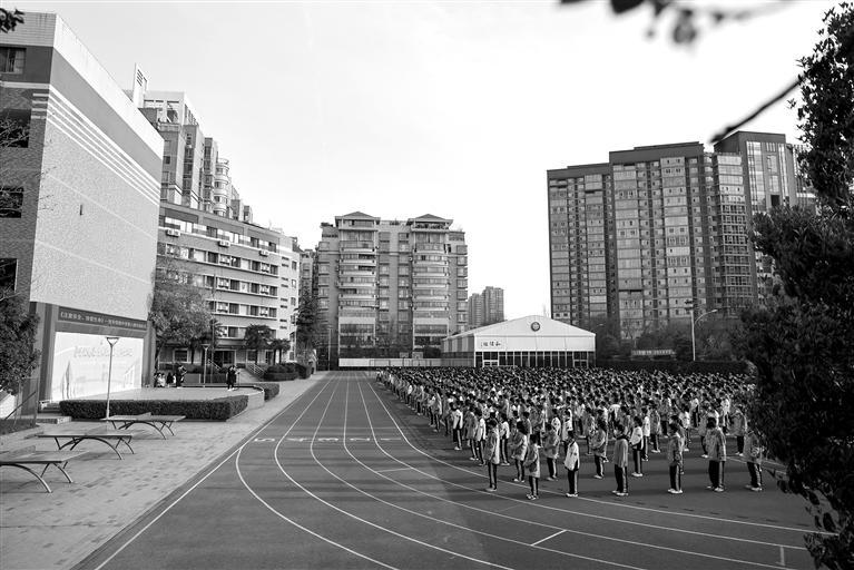 锦心悦读风华年 缱绻书香溢绣园