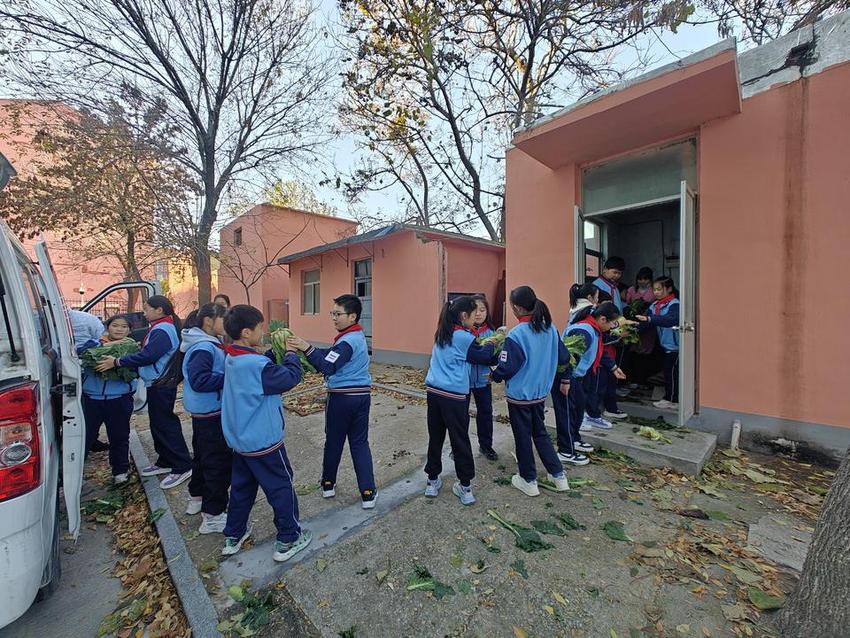 泰山区温泉路小学走进市福利院赠送爱心白菜