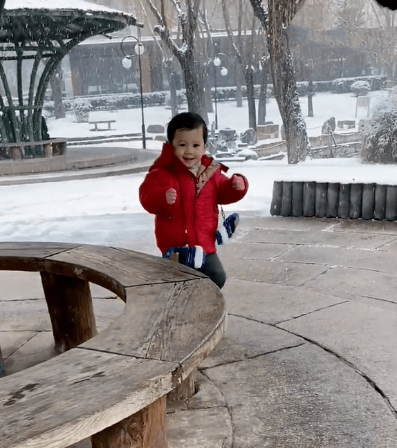 55岁蔡国庆晒父子玩雪照被疑有三胎，小宝宝自带微笑唇，颜值超高