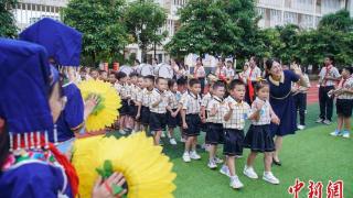 广西南宁：秋季学期启幕  师生欢迎新生入学