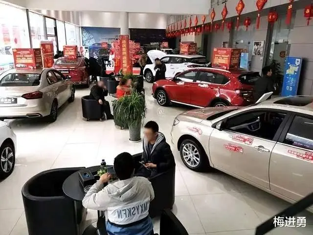 全款惹的祸：“买个10万的车你叫什么叫”，店员很傲娇