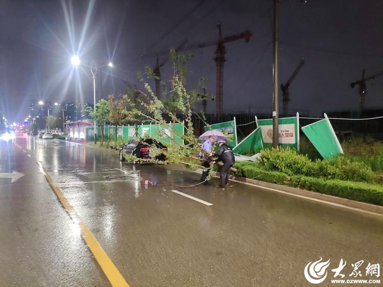 大雨磅礴下的担当，公安、交警守护雨中潍坊