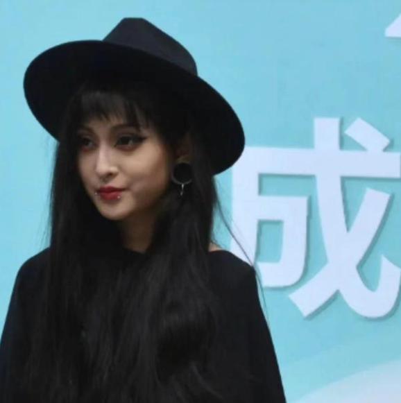 毛阿敏出席女儿成人礼，学霸女儿打仨唇环化浓妆，被吐槽过于成熟