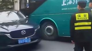 上海一校车当街撞击私家车？当地交警回应：正在调查