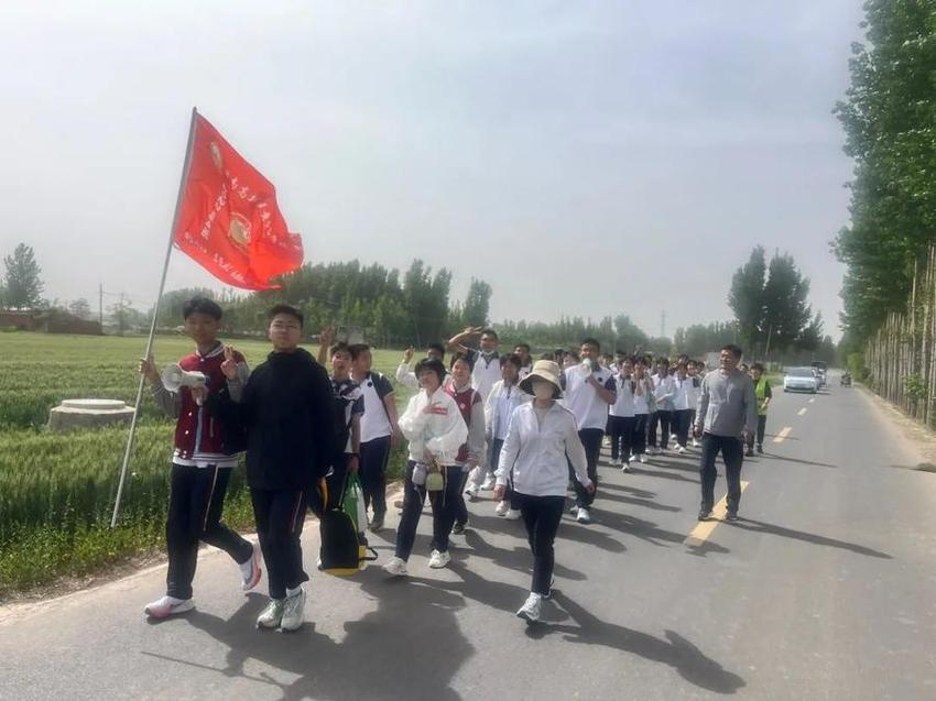 黄金谷学校举行“探寻龙山文化，赓续长征精神”远足活动