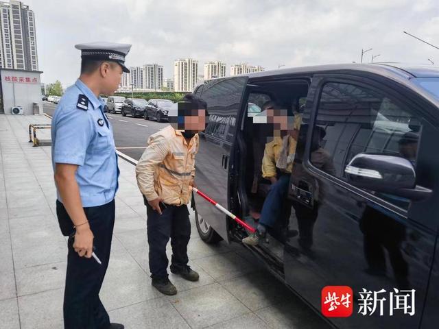 男子手部不慎被机器轧断，交警护送就医