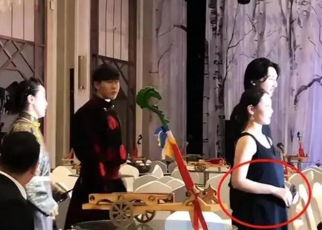 吉祥三宝女儿或启程赴韩！带夫祭拜爸爸，疑怀孕5个月，母亲不舍