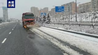 太原武宿国际机场开展除冰雪作业