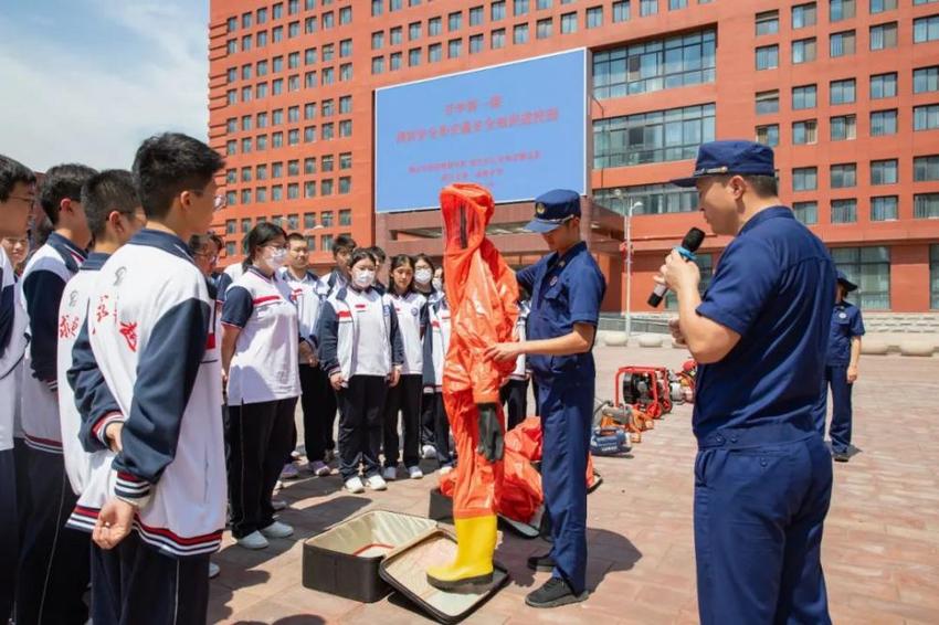 河南省商丘市第一高级中学举行“开学第一课”消防安全和交通安全知识进校园主题教育活动