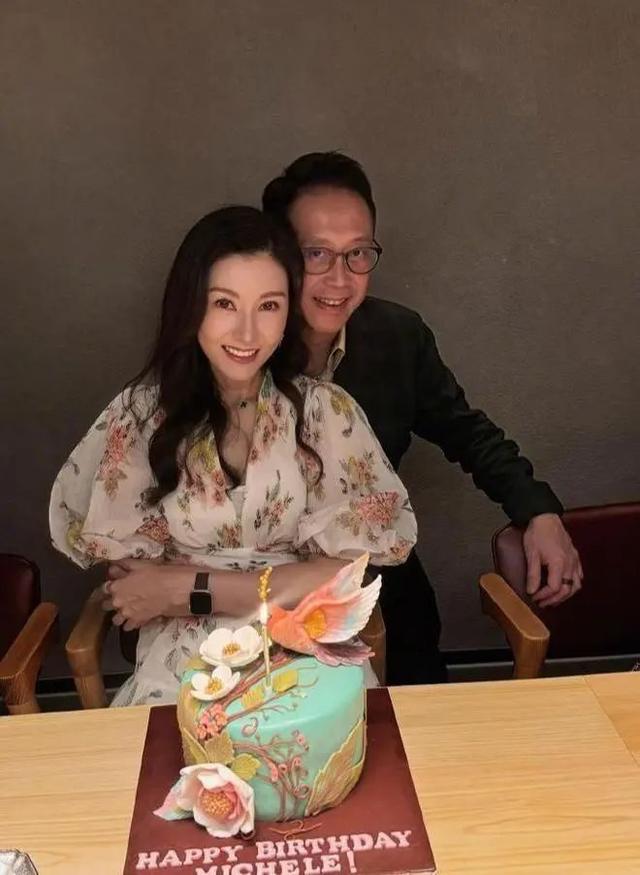 54岁李嘉欣与富婆同场庆祝！颜值不输佘诗曼，坐老公怀里太幸福