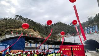 南宾公路项目石塞坳隧道左洞顺利贯通