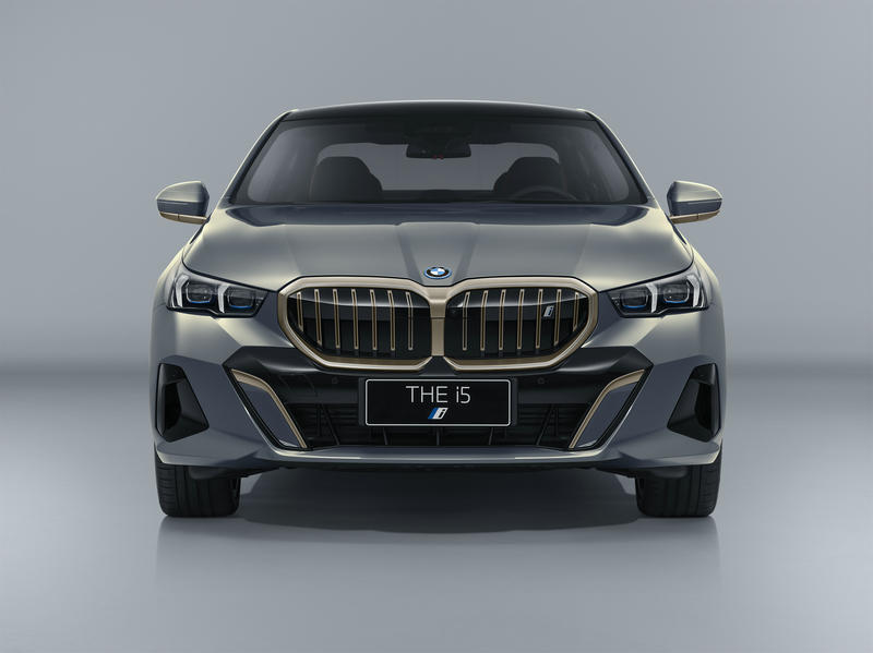 全新BMW 5系，树立智能豪华轿车新标杆