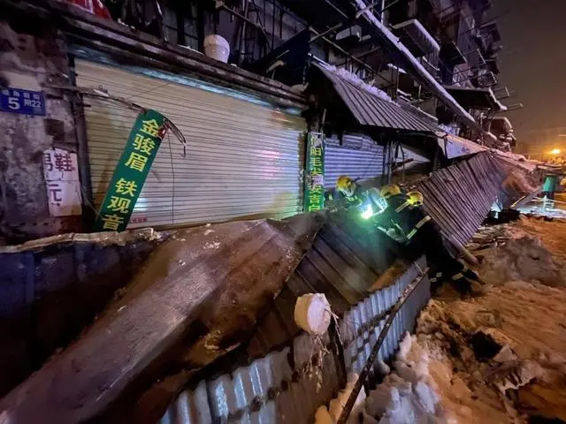 冻雨大雪突袭武汉，消防员倾心守护全力为群众排忧解难