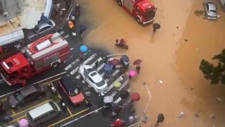 泉州南安市暴雨致街道积水成河 商户讲述：水位已经到胸口