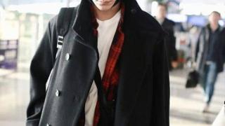 陈坤黑色长大衣搭配红色格子衫，帅气十足，网友：男神你变了！