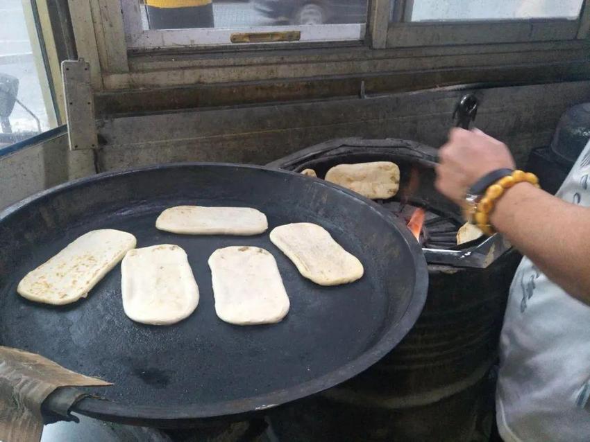 中国烧饼入选“全球最好吃的面包”！来“烧饼大省”河北吃烧饼