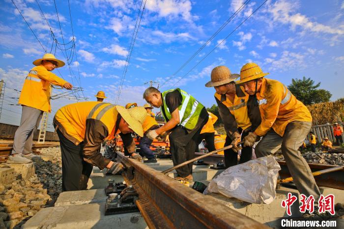 河南南阳：逾百名铁路工人为线路咽喉“做手术”