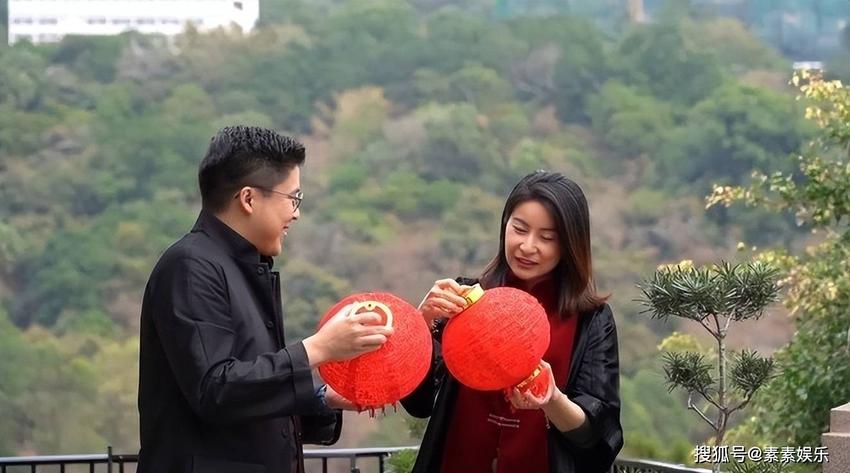 郭晶晶霍启刚夫妻送新春祝福，一起戴结婚戒指，晶晶再现1元发箍