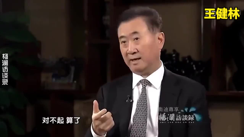 王思聪出席项目签约活动，穿休闲服气场力压西装党