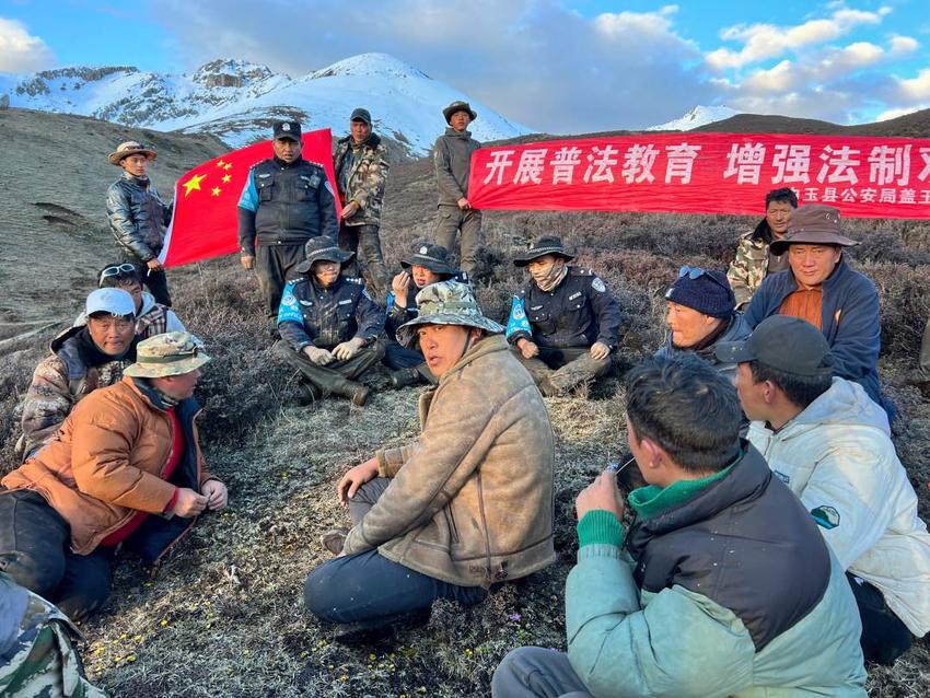 雪山下的“泥人警察”