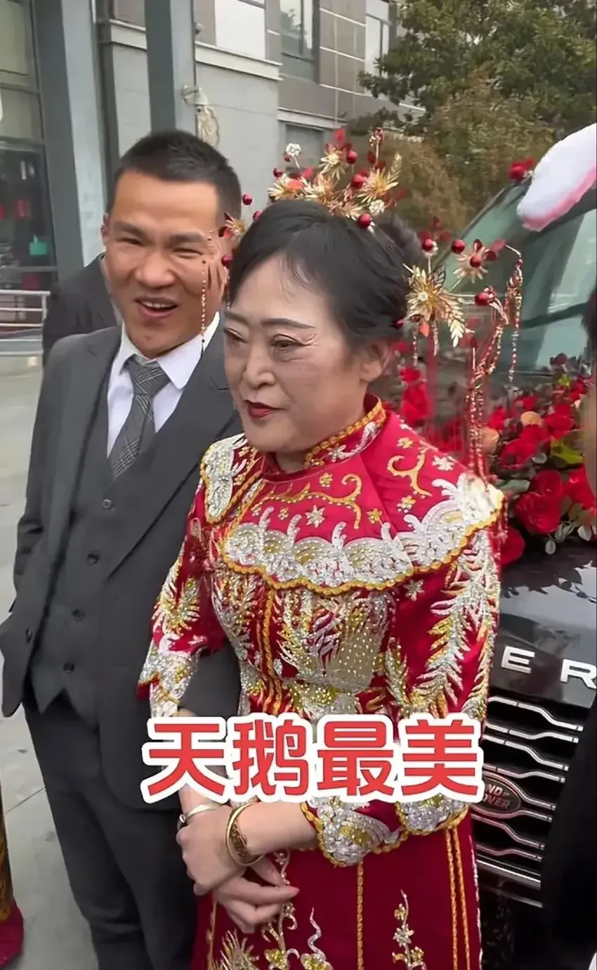 33岁小伙娶63岁网红大妈，结婚现场前妻前来闹事，真结婚还是剧本