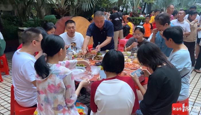 好热闹！海口一小区举办百家宴美食游园会 品出浓浓邻里味