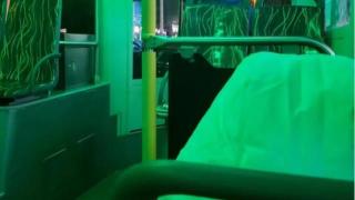 上海一公交车冒绿光！网友：仿佛坐进了密室逃脱现场！
