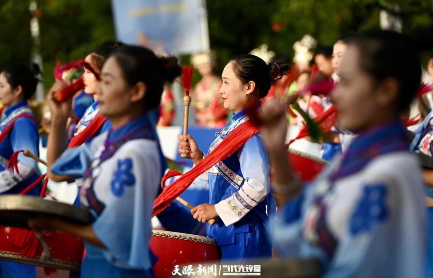 万峰竞秀 “万马”奔腾｜2023万峰林马拉松比赛现场民族展演“阿妺戚托”“迎宾鼓”