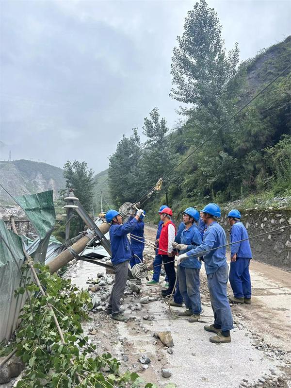 四川汉源山洪灾害｜“谢谢你们！电来了，我们就踏实了！”