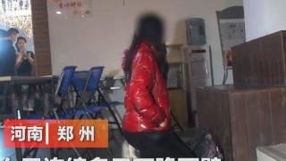 瘆人！一年轻红衣女子午夜在市场角落下跪面壁，嘴里念念有词