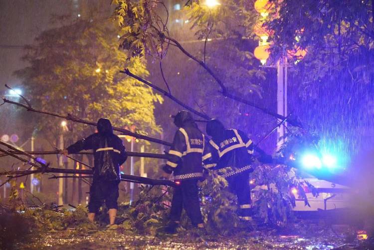 平安警色丨风雨之中 无锡滨湖公安全力守护