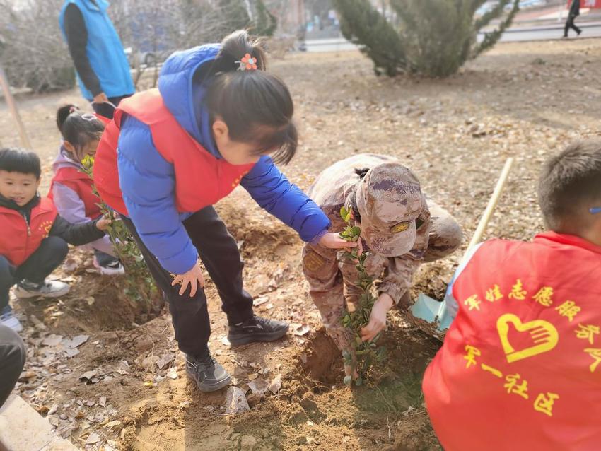 “植”此青绿·我和小树一起长——军一社区新时代文明实践站开展植树节活动