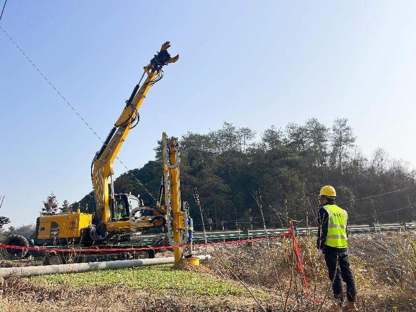 江西德安：立杆“神器”助力电网施工提质增效