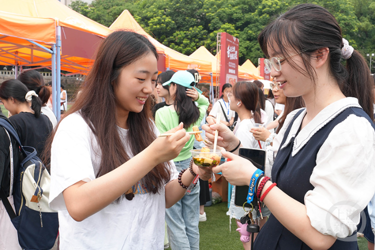 高校举行食品博览会 感受舌尖上的热辣滚烫