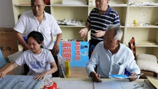 75岁老人免费教孩子书法，春节为社区居民送上百副对联