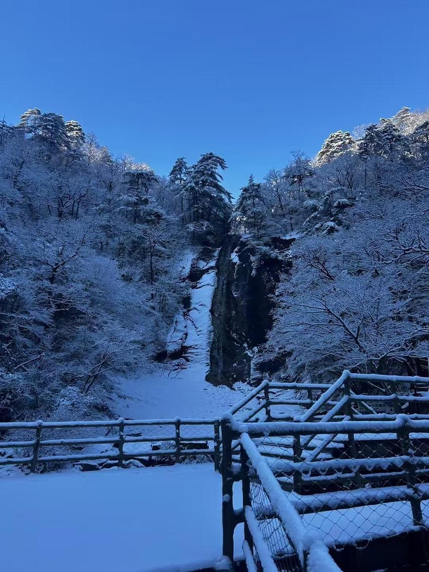 金寨天堂寨景区迎2025年初雪