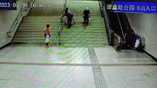 武汉地铁辅警唐诗背腿部骨折乘客下楼梯