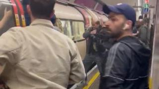 伦敦一地铁行驶途中冒烟 乘客纷纷砸窗逃离